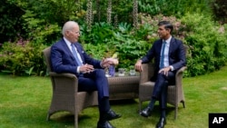 英国首相苏纳克在伦敦唐宁街10号接待到访的美国总统拜登。(2023年7月10日)