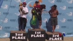 “狗狗冲浪赛”让宠物与主人一起享受刺激和清凉 “狗狗冲浪赛”让宠物与主人一起享受刺激和清凉