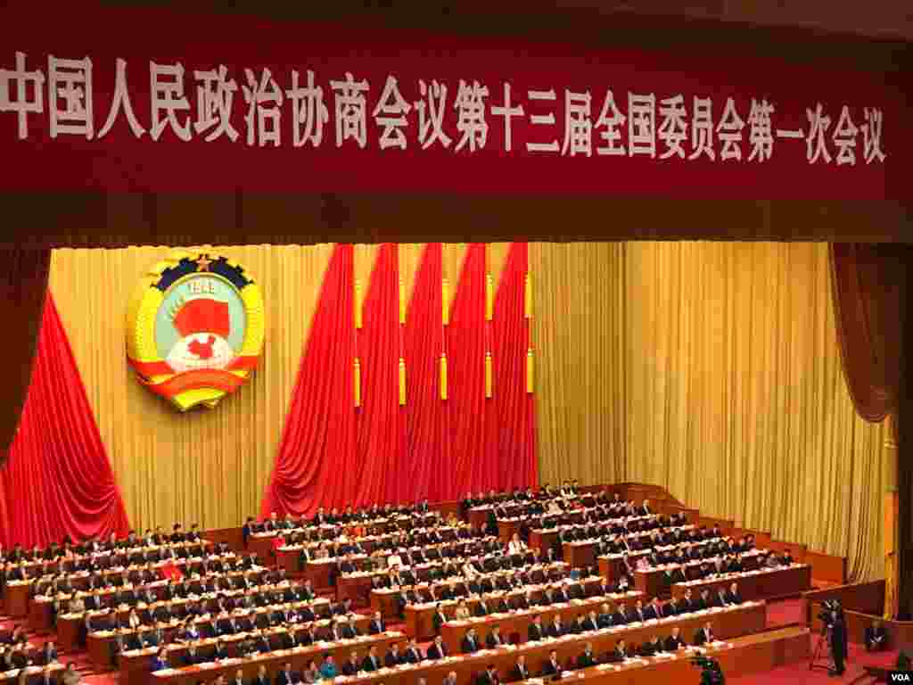 2018年3月3日,中国政协在北京人民大会堂开会(美国之音叶兵拍摄)。这是政治谘询机构,其委员除了公开身份和不公开党员身份的中共党员外,主要有中共党外人士、企业家、少数民族团体、宗教团体、艺术家以及港、澳代表,旨在展现出各界人士共同参与中国治理的一个多样化、大包容的协商机构的形象。