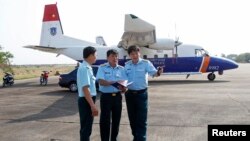 Phó tham mưu Quân chủng phòng không Đỗ Đức Minh (phải) đứng trước một chiếc máy bay tìm kiếm cứu hộ CASA 212 trong cuộc tìm kiếm chuyến bay Malaysia Airlines MH370 mất tích năm 2014. Chiếc máy bay CASA-212 bị rơi thuộc lực lượng cứu hộ cứu nạn quốc gia Việt Nam.