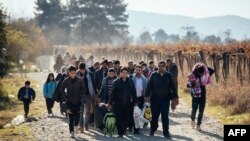 ဒုက္ခသည်များ နယ်စပ်ဖြတ်ကျော်လာစဉ်။