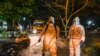 ရန်ကုန်မြို့ရှိ Quarantine စင်တာ တခုမှာ ပိုးသတ်ဆေးဖျန်းနေတဲ့ စေတနာ့ ဝန်ထမ်းတချို့။ (မေ ၀၈၊ ၂၀၂၀)