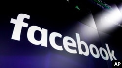 Twitter lẫn Facebook đều viện dẫn lý do khóa tài khoản ông Trump vì có đăng nội dung kích động bạo lực.
