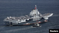 中国第一艘航空母舰“辽宁号”2017年7月7日早晨抵达香港。2018年1月17日台湾国防部表示,中国辽宁号航母编队星期二早晨进入了台湾防空识别区。