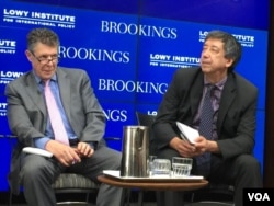 前欧亚集团董事长戈登(左)与波波.罗在研讨会上。(美国之音莉雅拍摄)