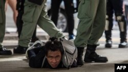 香港警察逮捕了一名参加反对港版国安法的示威者。(2020年7月1日)