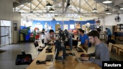 设计人员在旧金山南市场区的TechShop的电脑站工作。(2014年4月24日)