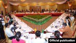 နေပြည်တော်မှာ ကျင်းပတဲ့ နိုင်ငံတော်အတိုင်ပင်ခံပုဂ္ဂိုလ် ဦးဆောင်တဲ့ ငြိမ်းချမ်းရေး ဆွေးနွေးပွဲ။ (မေ ၂၇၊ ၂၀၁၆)