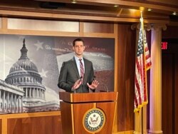 共和党联邦参议员汤姆·科顿2021年11月18日在国会山召开记者会呼吁拜登政府对2022年北京冬奥会采取全面抵制。(美国之音李逸华拍摄)