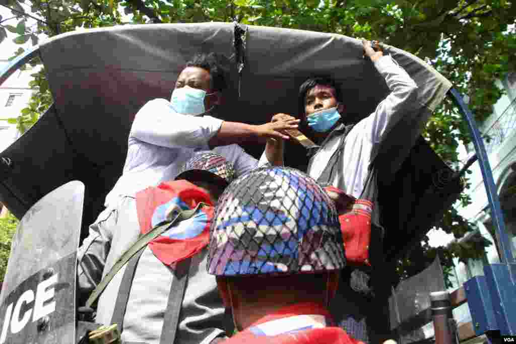 ရခိုင်ပြည်နယ်နဲ့ ချင်းပြည်နယ်က လက်နက်ကိုင်ပဋိပက္ခတွေနဲ့ အင်တာနက် ဆက်သွယ်မှု ကန့်သတ်ထားတာတွေ အဆုံးသတ်ရေး မန္တလေးမြို့မှာ ကန့်ကွက်ဆန္ဒပြသူတွေရဲ့ မြင်ကွင်း။ (စက်တင်ဘာ ၂၅၊ ၂၀၂၀) 