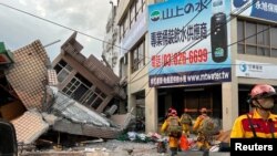 2022年9月18日台湾再次发生6.8级的千层地震,震中位于台东池上乡。就难人员正准备进入花莲县玉里镇一座倒塌的大楼,试图寻找依然存活的人。-本照片有路透社提供。