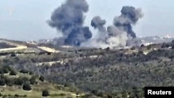 以色列军方2024年1月8日提供的以军袭击黎巴嫩真主党目标的视频截图。