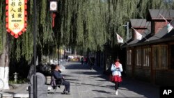 资料照:北京怀柔举行APEC峰会会场附近的一条街道。(2014年11月9日)