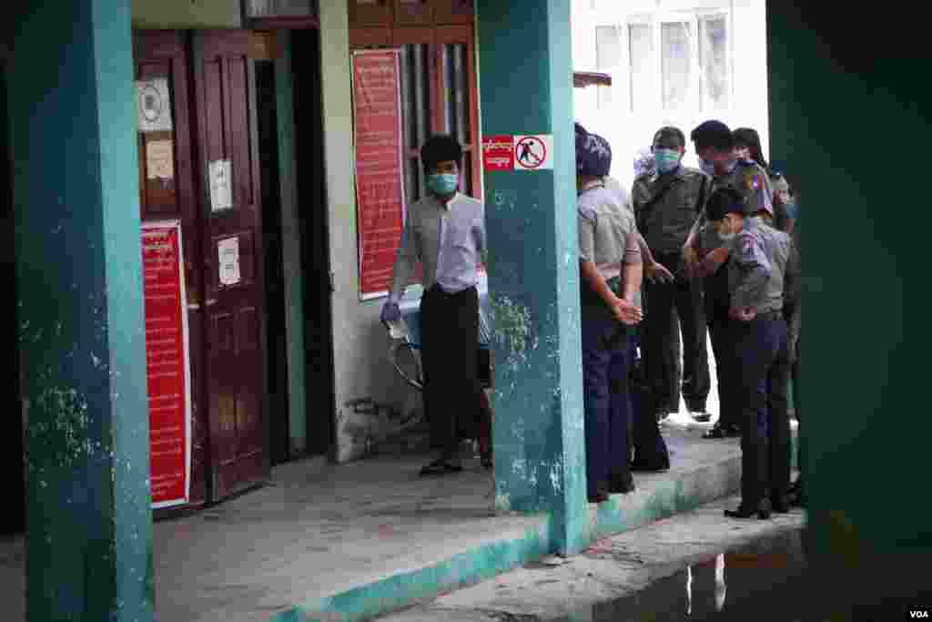 ရခိုင်နဲ့ ချင်း လက်နက်ကိုင်ပဋိပက္ခတွေနဲ့ အင်တာနက်ကန့်သတ်ထားမှုတွေကို ဆန့်ကျင် ဆန္ဒပြတဲ့ မန္တလေးလူငယ်သုံးဦး ရုံးထုတ်တဲ့ မြင်ကွင်း။ (အောက်တိုဘာ ၀၁၊ ၂၀၂၀)