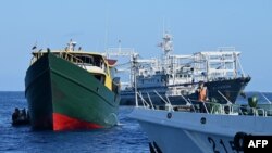 资料照:菲律宾补给船尤娜扎-五月4号艇(左边 Unaizah May 4,UM4)在南中国海托马斯浅滩海域执行运送供给任务时与中国海岸警卫队船只和中国渔民民兵船只发生冲突。(2024年3月5日)