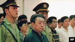 北京前市长陈希同1998年在法庭上。一个陈希同倒下去，100个陈希同站起来?