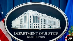 资料照片:美国司法部华盛顿总部的标识。