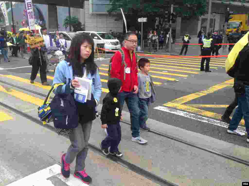 数万港人参与民阵争取真普选大游行(美国之音海彦拍摄)