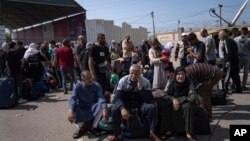 加沙地带的巴勒斯坦人在南部边境口岸等待进入埃及。(2023年10月16日)