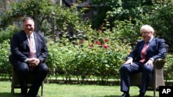 2020年7月21日,英国首相鲍里斯•约翰逊欢迎美国国务卿蓬佩奥做客唐宁街。