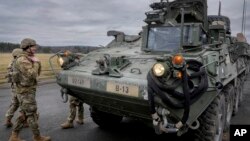 资料照片:在德国菲尔斯埃克的美国陆军第二骑兵团的军人和斯崔克战车。(2022年2月9日)