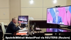 俄罗斯总统普京在莫斯科城外的官邸与中国国家主席习近平通过视频联系交谈。(2021年12月15日)