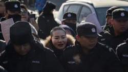 709律师王全璋狱中首见妻儿 李文足历时四年成功探监 709律师王全璋狱中首见妻儿 李文足历时四年成功探监