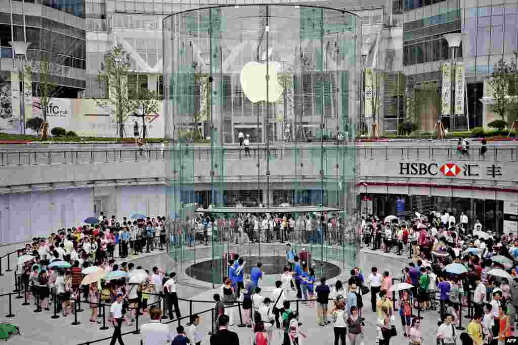2010年7月10日,顾客聚集在上海的新苹果商店。苹果在浦东金融区开设了在中国的第二家旗舰店。