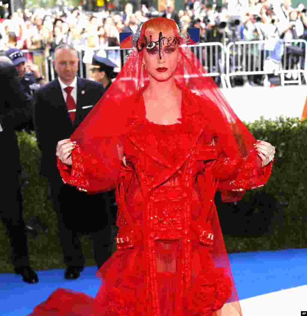 美国著名歌手凯蒂·佩芮(Katy Perry) 参加在纽约大都会博物馆举办的时装馆慈善晚会,庆祝"中间的艺术"展览开幕。(2017年5月1日)