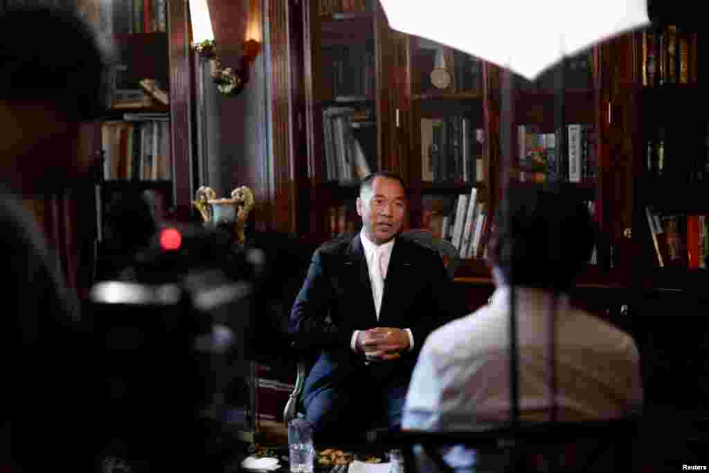 中国富豪商人郭文贵在纽约接受采访(2017年4月30日)。 5月18日以来,白宫请愿网站出现几个诉求彼此对立的关于郭文贵的请愿书。有一封要求遣返郭文贵回中国的请愿书,在即将达到十万签名的门槛前被撤下,网管当局给出的理由是,这个诉求不属于该网站刊登内容的范围。5月31日,另一封要求遣返郭文贵的请愿书也不见了,而那封呼吁美国政府保护郭文贵的请愿书还在白宫请愿网站上。