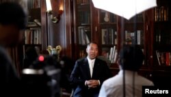 流亡美国的中国富商郭文贵在纽约接受采访(2017年4月30日)。