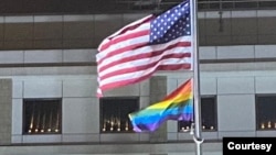 2021年6月4日,美国驻港澳总领事馆在所在建筑窗边点亮悼念蜡烛纪念天安门广场32周年。(照片来自美国驻港澳总领事馆脸书)