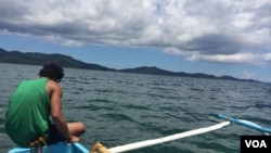 2014年9月15日，渔民驾船驶过乌卢甘和奥伊斯特湾的海军基地，进入南中国海水域。（美国之音斯特罗瑟拍摄）