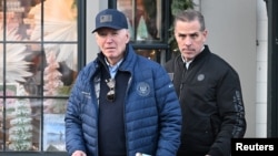 Presiden Amerika Serikat Joe Biden, didampingi Hunter Biden dan Beau Jr., berjalan keluar dari toko buku di pusat kota Nantucket, Massachusetts, Amerika Serikat, 29 November 2024. (Craig Hudson/REUTERS)