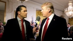 资料图片:特朗普2017年4月6日在白宫接受当时福克斯新闻主持人皮特·海格塞斯采访。海格塞斯已获得特朗普提名出任下一任美国国防部长。