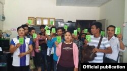 ထိုင်းနိုင်ငံမှာအလုပ်လုပ်နေကြတဲ့ မြန်မာအလုပ်သမားတွေအတွက် ရှိထားရမယ့် မည်သူမည်ဝါဖြစ်ကြောင်း သက်သေခံအထောက်အထားကဒ်ပြား။ (ယခင်မှတ်တမ်းဓာတ်ပုံ)