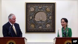 အမေရိကန် နိုင်ငံခြားရေး ဝန်ကြီးနဲ့ နိုင်ငံတော်အတိုင်ပင်ခံပုဂ္ဂိုလ် ဒေါ်အောင်ဆန်းစုကြည်တို့ သတင်းစာရှင်းလင်း။