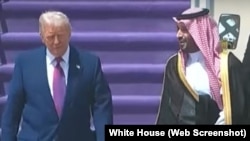 美国总统特朗普星期二抵达沙特阿拉伯后,受到了沙特阿拉伯王储穆罕默德·本·萨勒曼的迎接。