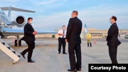 美国国务次卿克拉奇率代表团乘坐专机于9月17日傍晚抵达台北。(照片来源:台湾外交部)