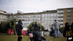 ရောမမြို့က ပုပ်ဖရန်စစ်ဆေးကုသမှုခံနေတဲ့ Agostino Gemelli Polyclinic ဆေးရုံရှေ့မှာစောင့်နေကြတဲ့ သတင်းထောက်များ။ (ဖေဖော်ဝါရီ ၁၈၊ ၂၀၂၅)