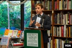 2014年5月19日,欧逸文在华盛顿举行新书发布会。(美国之音陈怡拍摄)