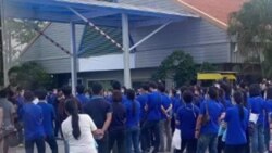 ကိုဗစ်ကူးစက်နေတဲ့စက်ရုံ ပိတ်ပေးဖို့ ထိုင်း မြန်မာ အလုပ်သမားတွေ ဆန္ဒပြ တောင်းဆို ကိုဗစ်ကူးစက်နေတဲ့စက်ရုံ ပိတ်ပေးဖို့ ထိုင်း မြန်မာ အလုပ်သမားတွေ ဆန္ဒပြ တောင်းဆို
