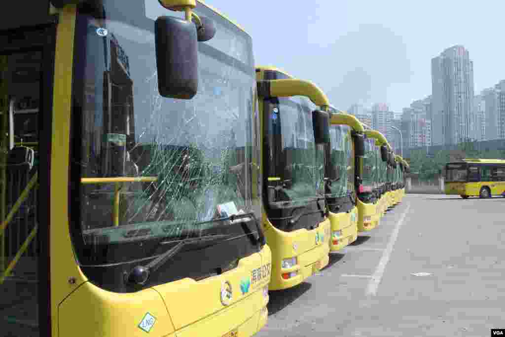 天津爆炸事故现场,核心爆炸区周围多座居民楼窗户被震碎,高速公路桥梁受损,多辆大货车被炸翻,小汽车起火或被砸,多名当地居民仍逗留在事故现场。(美国之音记者东方拍摄)