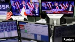 2016年11月9日,日本东京外汇交易公司的一名雇员,正在观看美国当选总统川普在电视新闻中发表讲话。