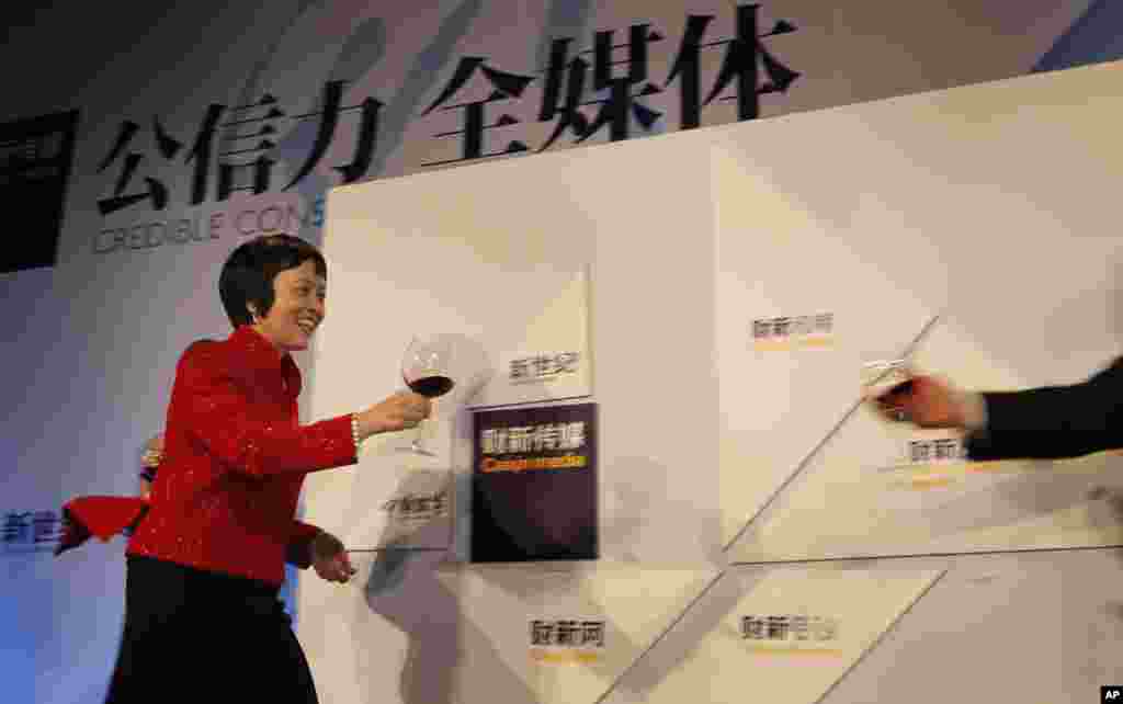 2010年3月,财新传媒总编辑胡舒立在财新传媒公司的成立仪式上。 在2017年3月美国财富杂志官网评选的2017年全球领袖人物榜上,财新传媒领导人胡舒立位列第47。 财新网2015年3月发表文章《郭文贵围猎高官记:从结盟到反目》,财新周刊所用的标题是《权力猎手郭文贵》。郭文贵反驳说,他不是权力的猎手,而是权力的猎物。郭文贵在 Youtube 发布的视频里多次抨击胡舒立。