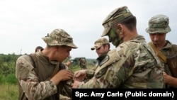 Фото: військові Національної гвардії США та ЗС України на полігоні в Яворові, 2018 рік