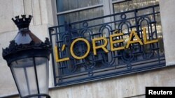 资料照片:法国欧莱雅化妆品集团在巴黎一家办公楼上的标志。(2024年2月7日)