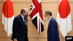 日本首相菅义伟在东京会晤到访的英国国防大臣本∙华莱士。(2021年7月20日)