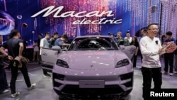 资料照片:保时捷电动汽车 Macan Turbo 在北京国际汽车展览会(Auto China 2024)的展台上展出。(2024年4月25日)