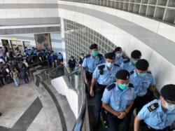 2020年8月10日香港警方搜查壹传媒大楼。(苹果日报图片)